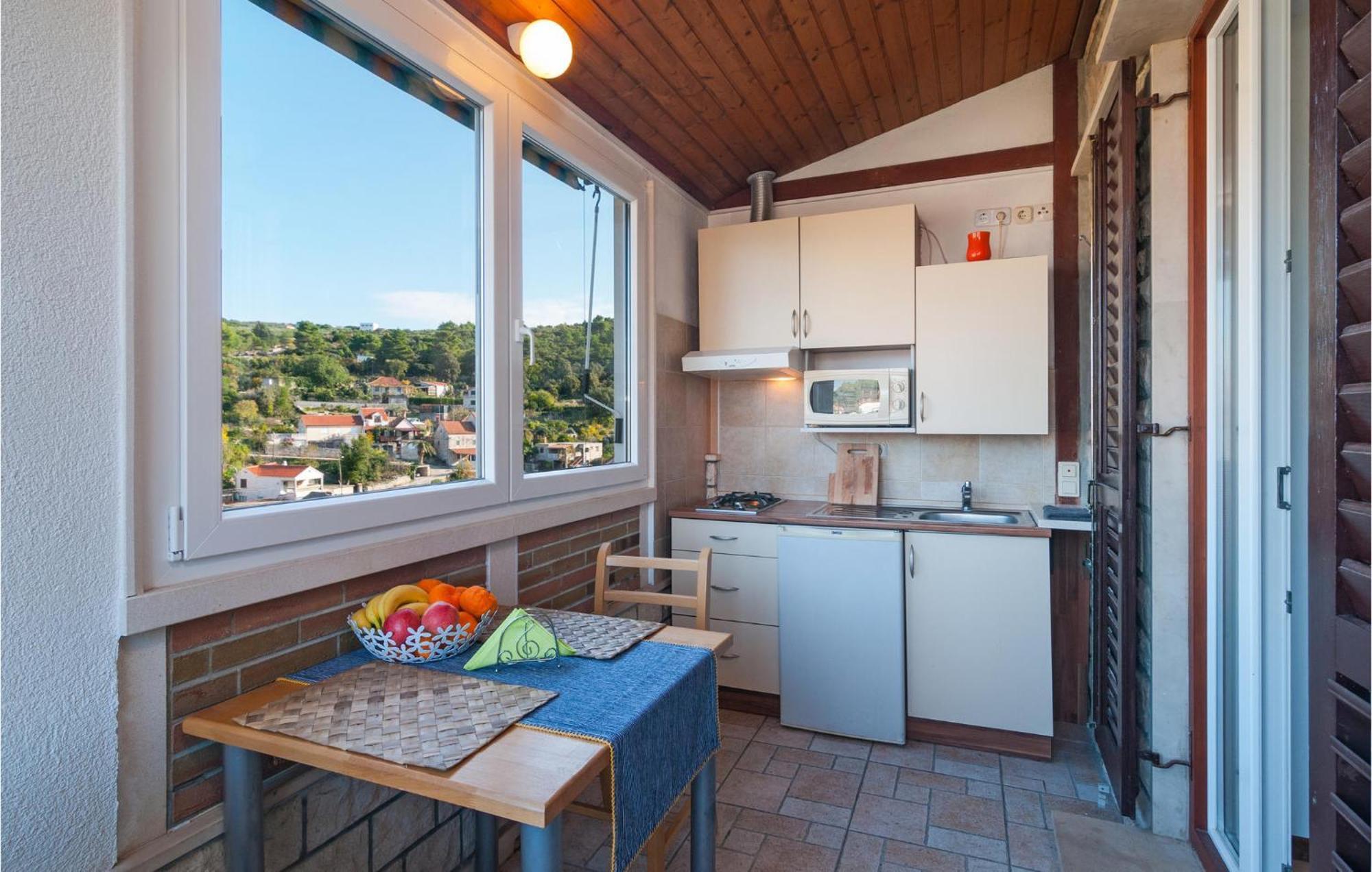 1 Bedroom Nice Apartment In Splitska Exterior photo