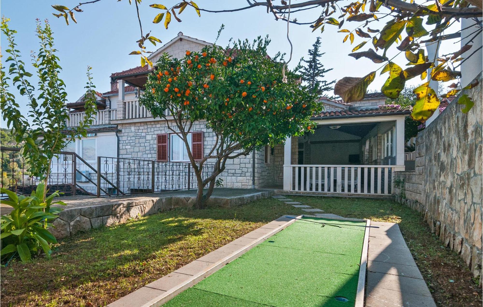 1 Bedroom Nice Apartment In Splitska Exterior photo