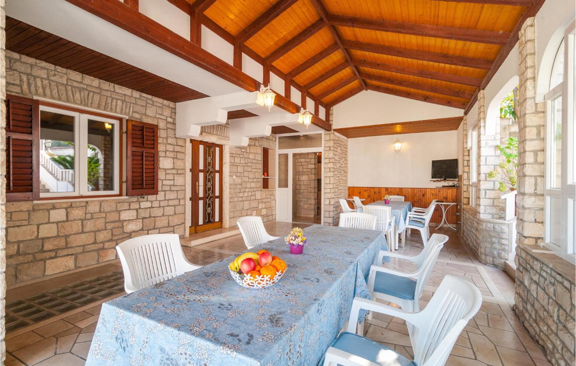 1 Bedroom Nice Apartment In Splitska Exterior photo