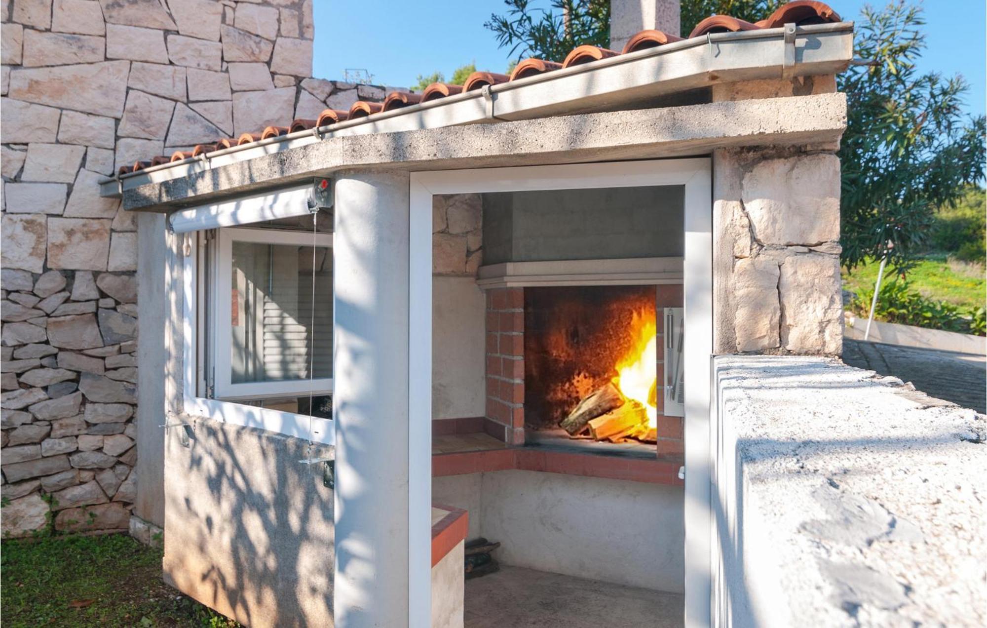 1 Bedroom Nice Apartment In Splitska Exterior photo